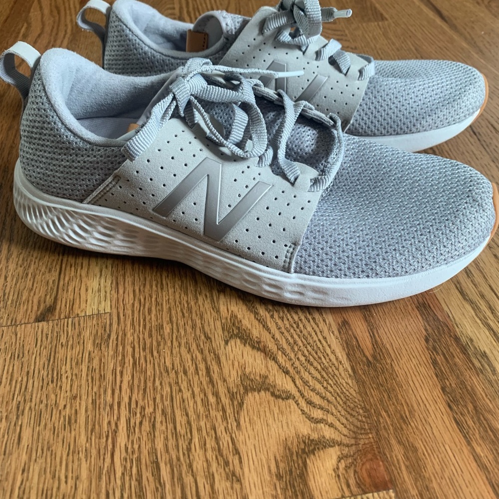 New Balance Sneakers size 10 - Picture 2 of 9